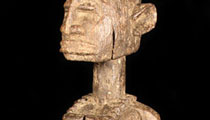 Figura di maternità DOGON. Probabile ritratto di donna di alto rango con un bimbo sulle ginocchia. L’artista, nello stile Dogon, ha sintetizzato sorprendentemente le forme. Stile, patina e tipo di legno indicano notevole antichità. Cultura: DOGON. MALI (Falesia di Bandiagara). Materiali: legno duro a patina scura. Altezza: 54 cm. Provenienza: ex collezione privata V.B.